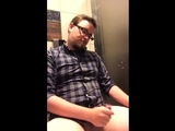 He jerks in public toilett